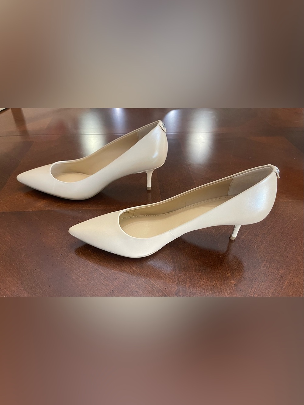NWT & box Michael Kors Cream Pointed-Toe Mid Kitten Heel Pumps